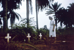 Nurse-nun_visits_graves_of_victims_of_1976_Zaire_Ebola_outbreak